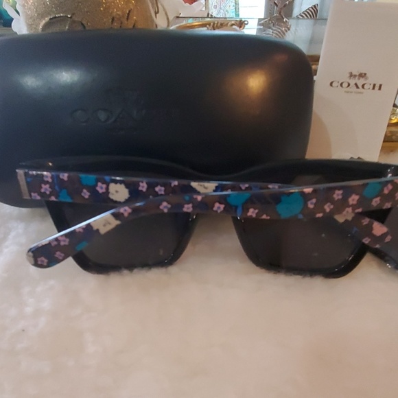 SOLD Coach HC8208 BLACK Floral sunglasses - Picture 2 of 5